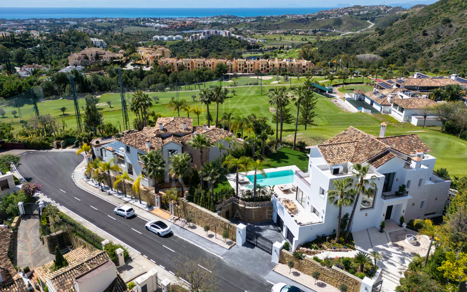 Villa mediterránea moderna con vistas al golf y al mar en Los Arqueros