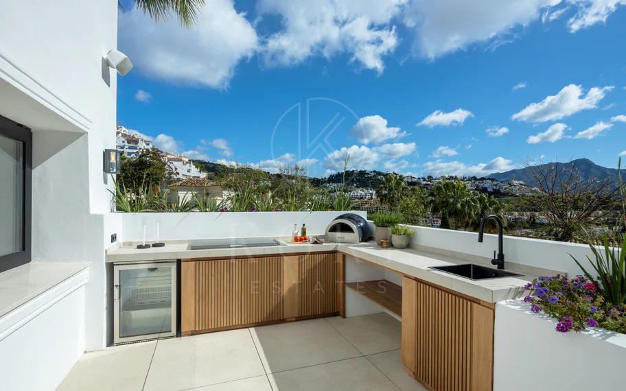 Villa mediterránea moderna con vistas al golf y al mar en Los Arqueros