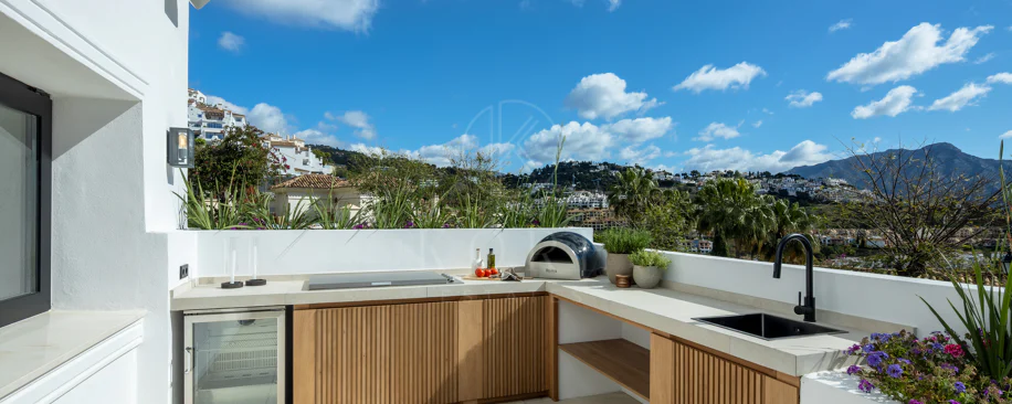 Villa mediterránea moderna con vistas al golf y al mar en Los Arqueros