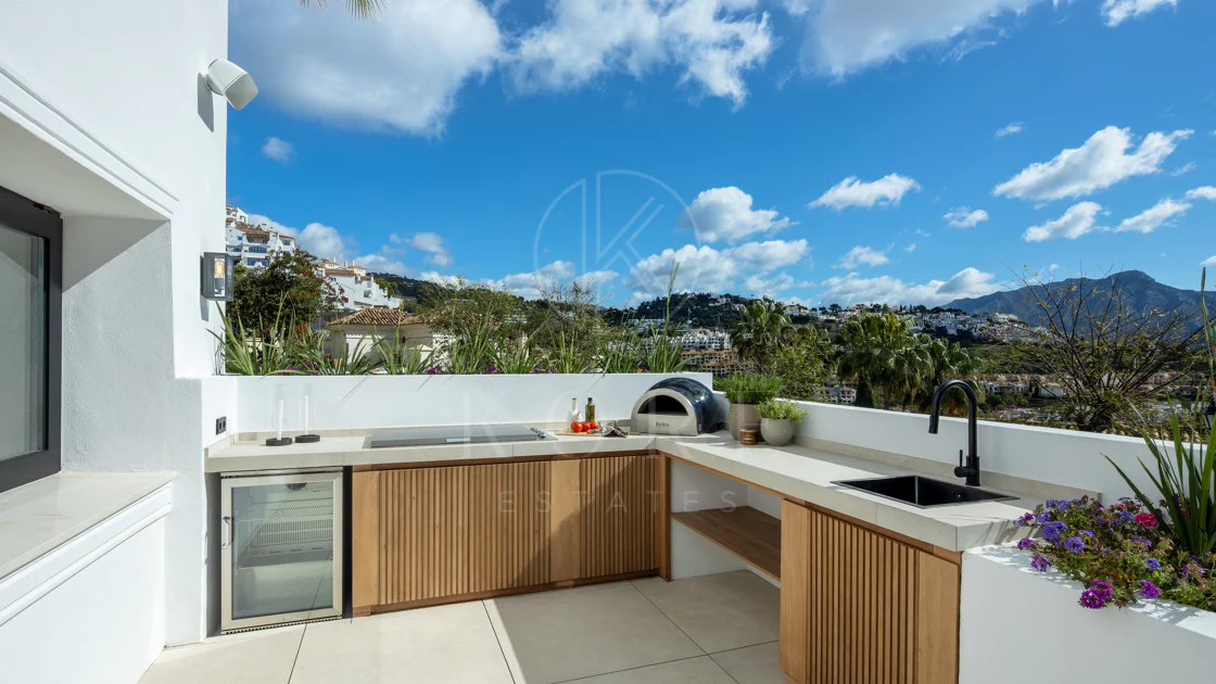 Villa mediterránea moderna con vistas al golf y al mar en Los Arqueros