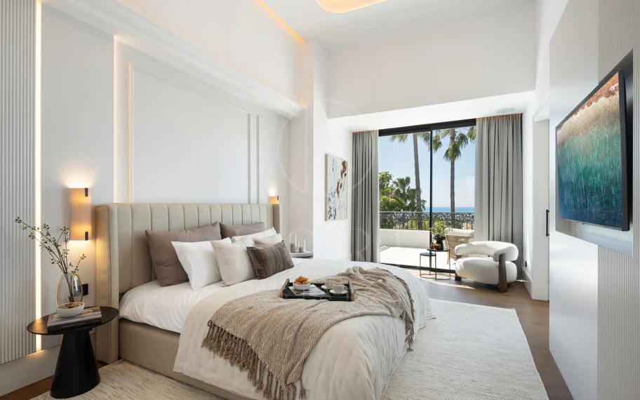 Villa mediterránea moderna con vistas al golf y al mar en Los Arqueros