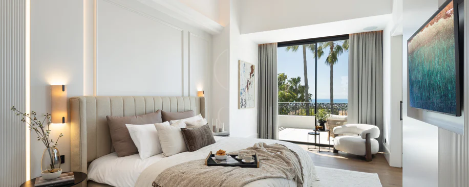Villa mediterránea moderna con vistas al golf y al mar en Los Arqueros