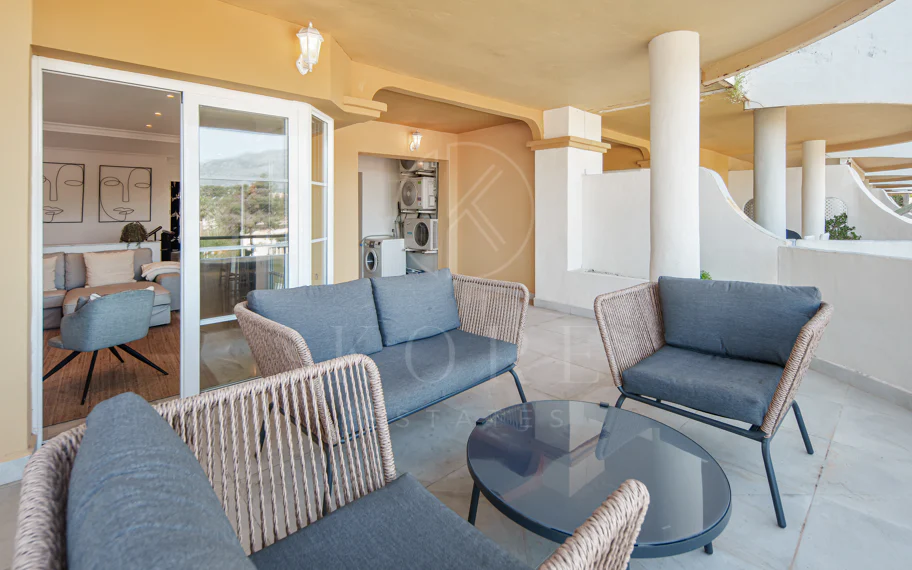 Encantador Dúplex de 2 Dormitorios cerca de Puerto Banús – Terraza, Vistas al Mar y Licencia de Alquiler
