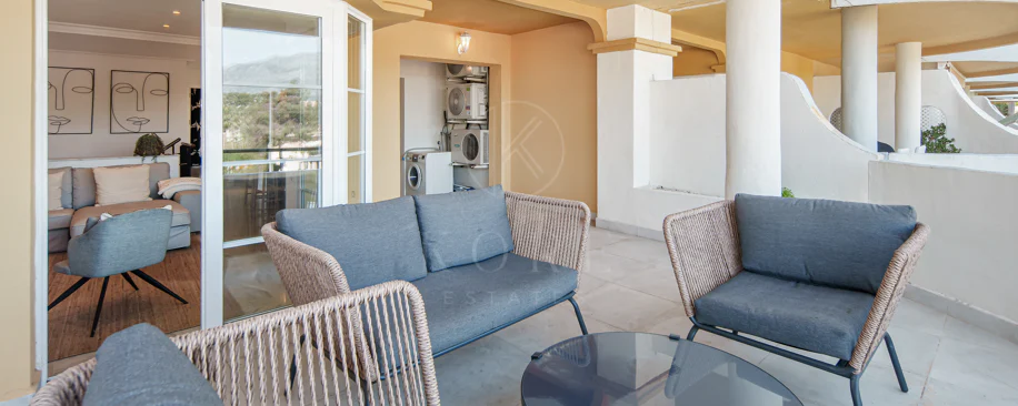 Duplex fermecător cu două dormitoare lângă Puerto Banús – Terasă, vedere la mare și licență de închiriere