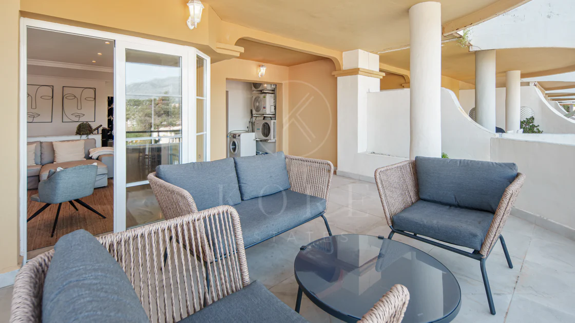 Duplex fermecător cu două dormitoare lângă Puerto Banús – Terasă, vedere la mare și licență de închiriere