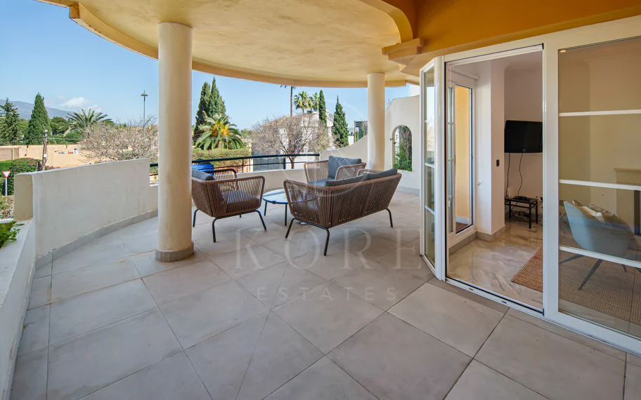 Encantador Dúplex de 2 Dormitorios cerca de Puerto Banús – Terraza, Vistas al Mar y Licencia de Alquiler