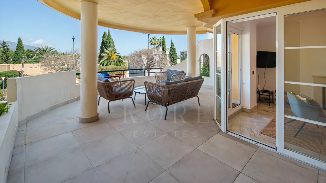 Duplex fermecător cu două dormitoare lângă Puerto Banús – Terasă, vedere la mare și licență de închiriere