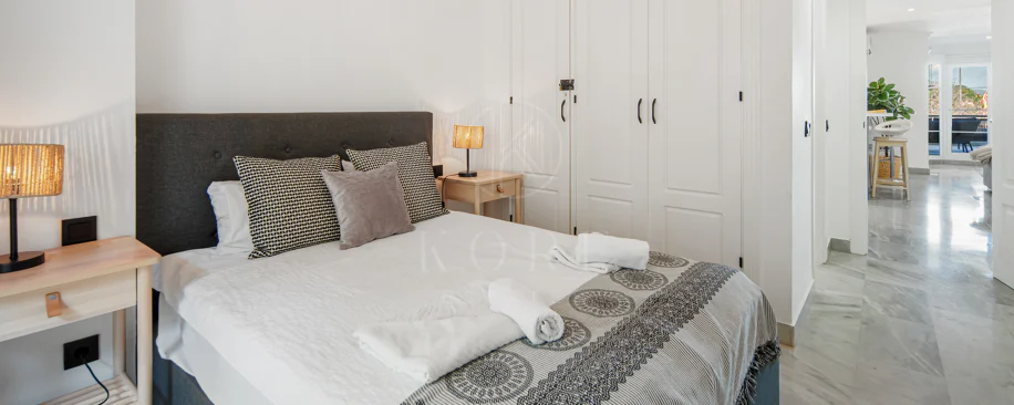 Duplex fermecător cu două dormitoare lângă Puerto Banús – Terasă, vedere la mare și licență de închiriere