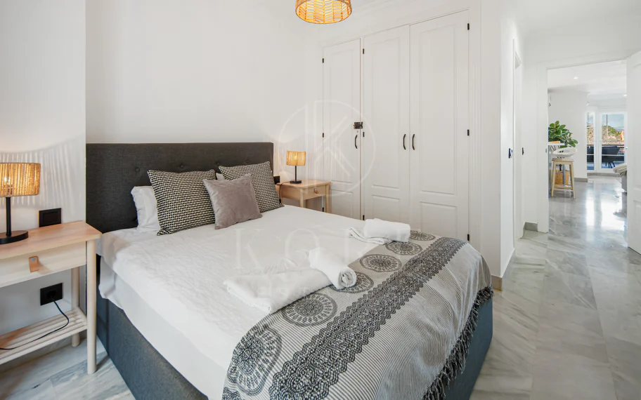 Encantador Dúplex de 2 Dormitorios cerca de Puerto Banús – Terraza, Vistas al Mar y Licencia de Alquiler