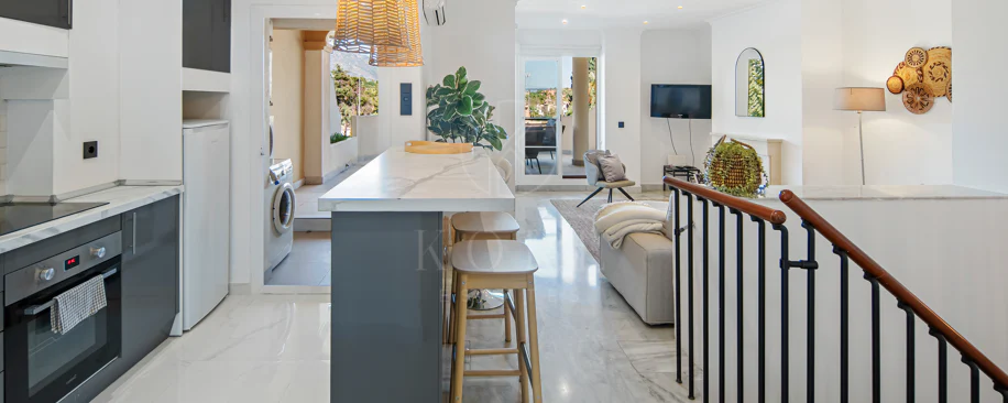 Duplex fermecător cu două dormitoare lângă Puerto Banús – Terasă, vedere la mare și licență de închiriere
