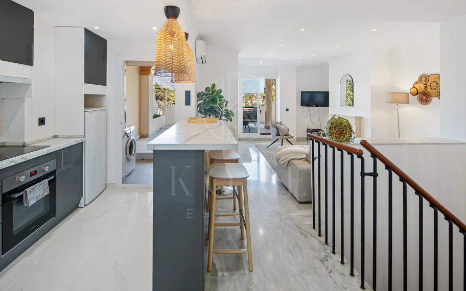 Encantador Dúplex de 2 Dormitorios cerca de Puerto Banús – Terraza, Vistas al Mar y Licencia de Alquiler