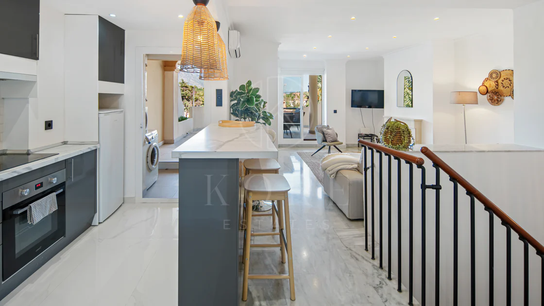 Duplex fermecător cu două dormitoare lângă Puerto Banús – Terasă, vedere la mare și licență de închiriere