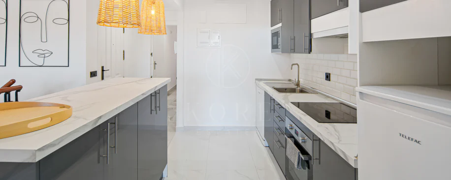 Duplex fermecător cu două dormitoare lângă Puerto Banús – Terasă, vedere la mare și licență de închiriere