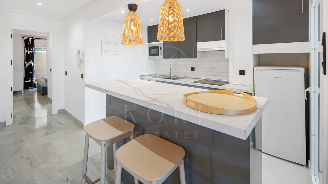 Duplex fermecător cu două dormitoare lângă Puerto Banús – Terasă, vedere la mare și licență de închiriere