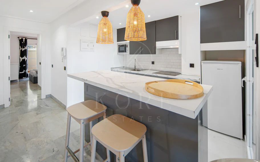 Encantador Dúplex de 2 Dormitorios cerca de Puerto Banús – Terraza, Vistas al Mar y Licencia de Alquiler