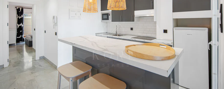Duplex fermecător cu două dormitoare lângă Puerto Banús – Terasă, vedere la mare și licență de închiriere