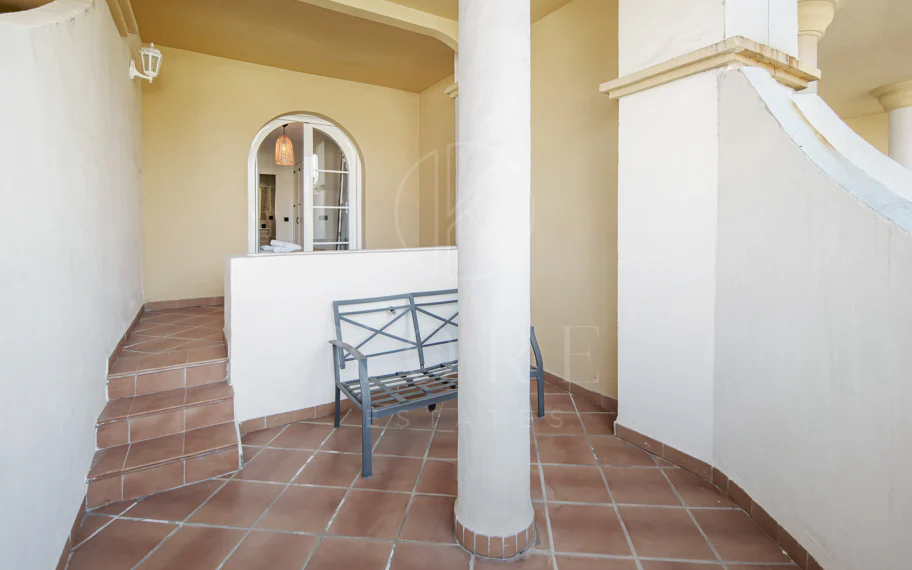Encantador Dúplex de 2 Dormitorios cerca de Puerto Banús – Terraza, Vistas al Mar y Licencia de Alquiler