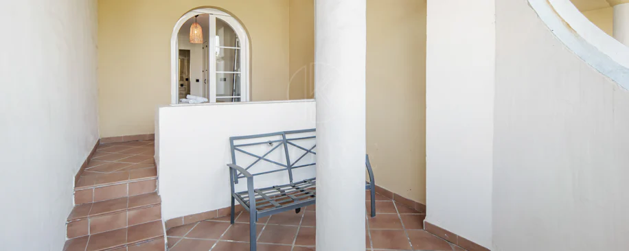 Duplex fermecător cu două dormitoare lângă Puerto Banús – Terasă, vedere la mare și licență de închiriere