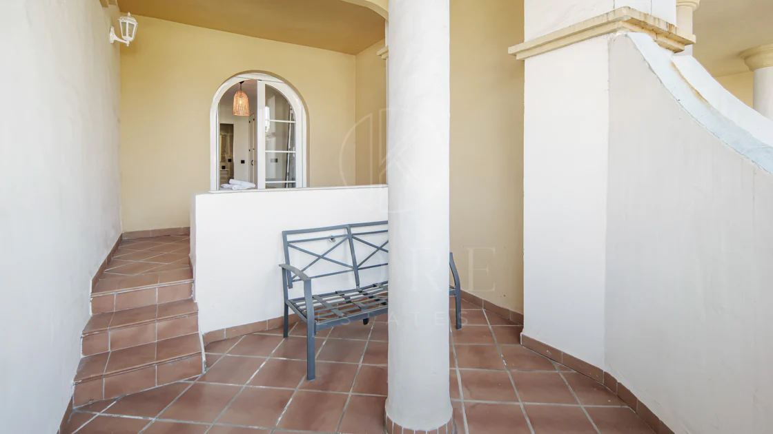 Duplex fermecător cu două dormitoare lângă Puerto Banús – Terasă, vedere la mare și licență de închiriere