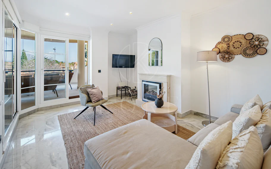 Encantador Dúplex de 2 Dormitorios cerca de Puerto Banús – Terraza, Vistas al Mar y Licencia de Alquiler