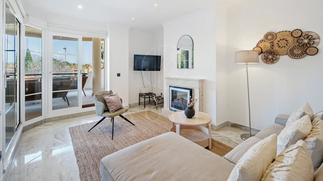 Duplex fermecător cu două dormitoare lângă Puerto Banús – Terasă, vedere la mare și licență de închiriere