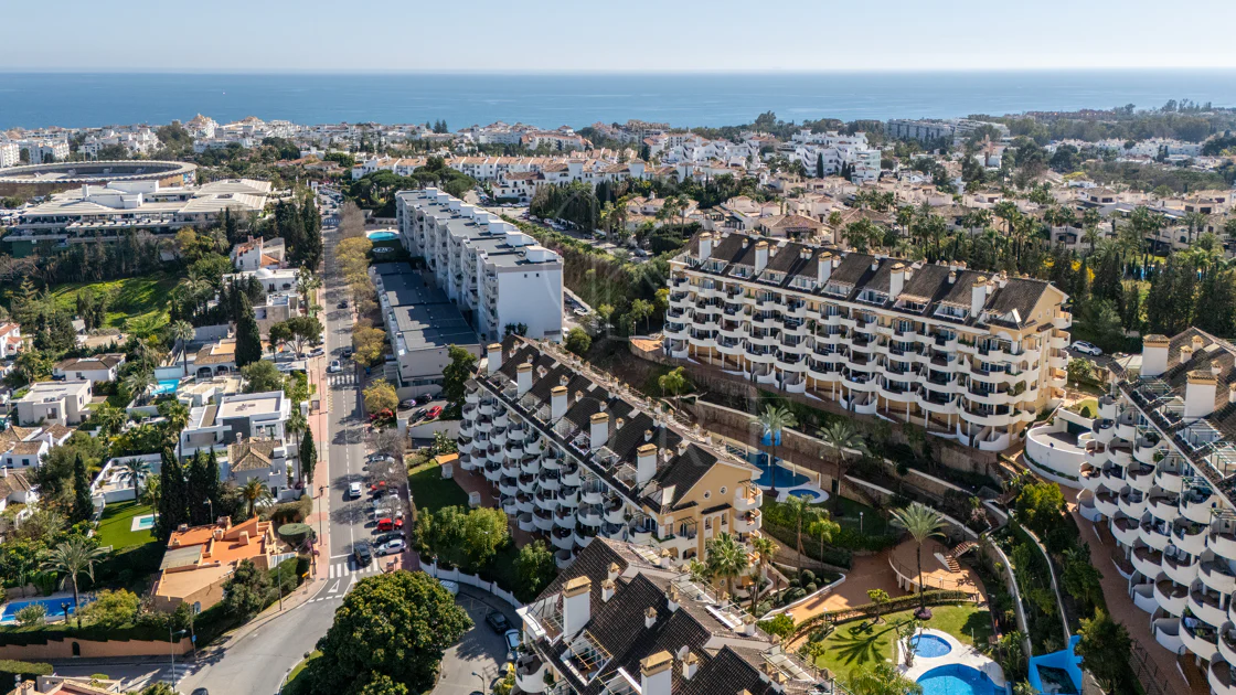 Duplex fermecător cu două dormitoare lângă Puerto Banús – Terasă, vedere la mare și licență de închiriere
