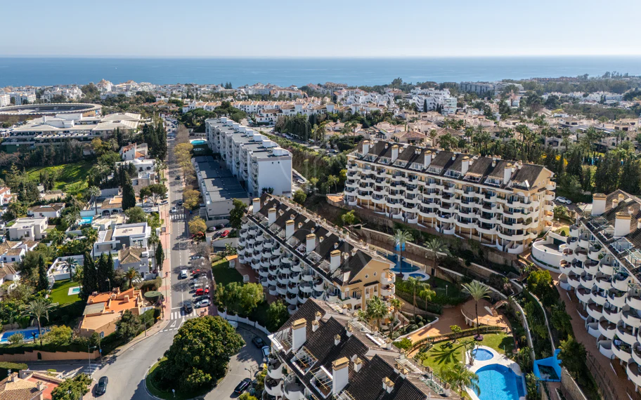 Encantador Dúplex de 2 Dormitorios cerca de Puerto Banús – Terraza, Vistas al Mar y Licencia de Alquiler