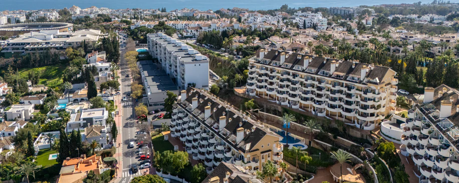 Duplex fermecător cu două dormitoare lângă Puerto Banús – Terasă, vedere la mare și licență de închiriere