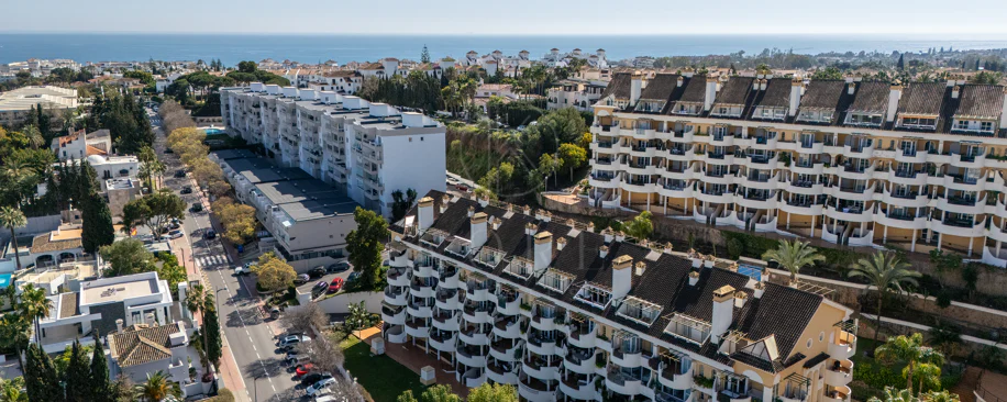 Duplex fermecător cu două dormitoare lângă Puerto Banús – Terasă, vedere la mare și licență de închiriere