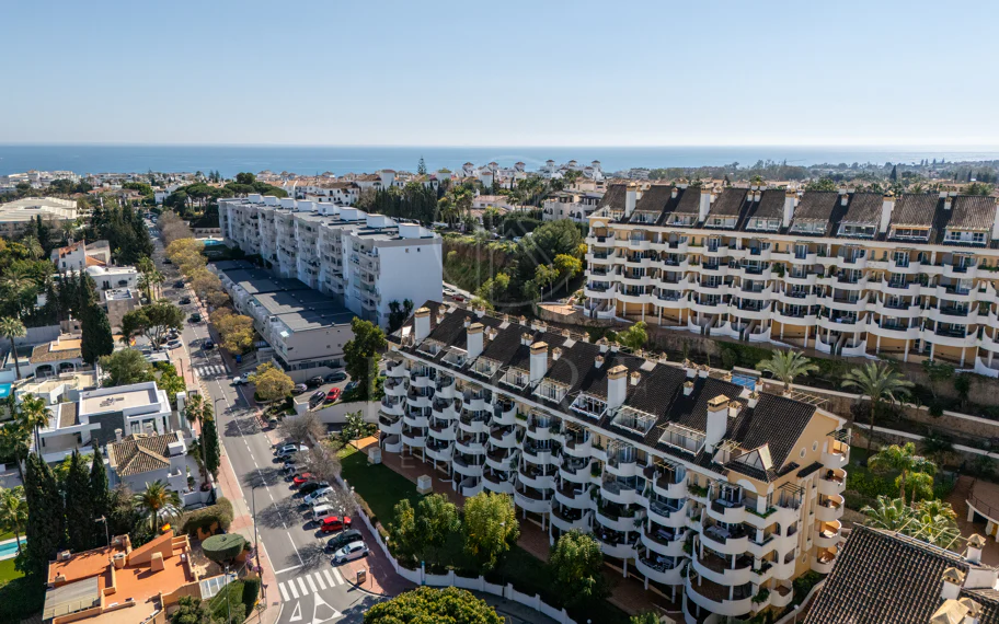 Encantador Dúplex de 2 Dormitorios cerca de Puerto Banús – Terraza, Vistas al Mar y Licencia de Alquiler