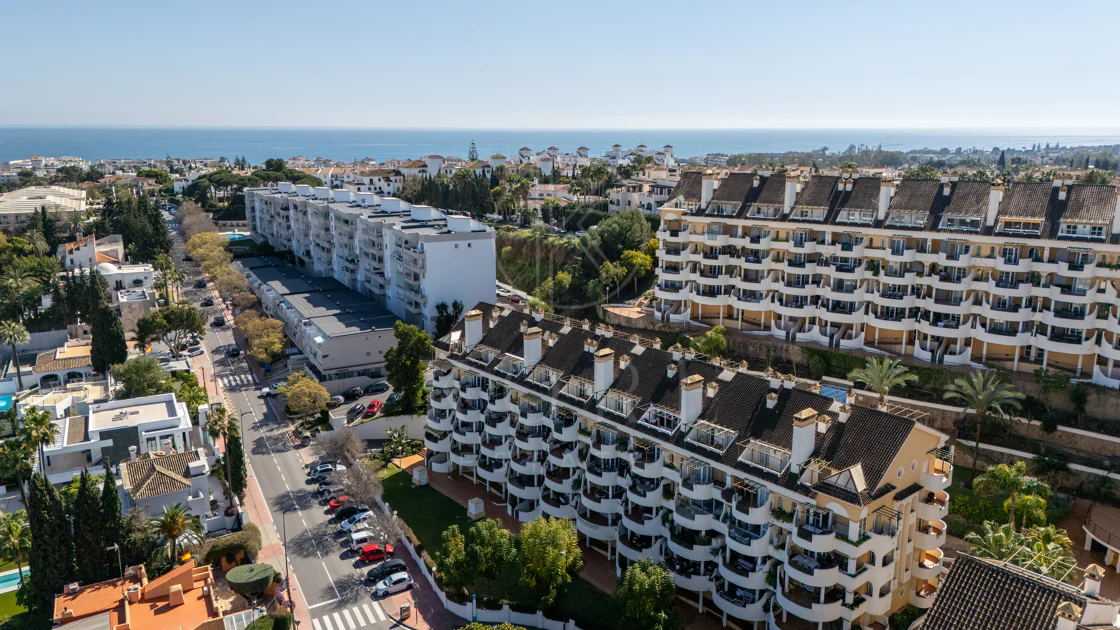 Duplex fermecător cu două dormitoare lângă Puerto Banús – Terasă, vedere la mare și licență de închiriere