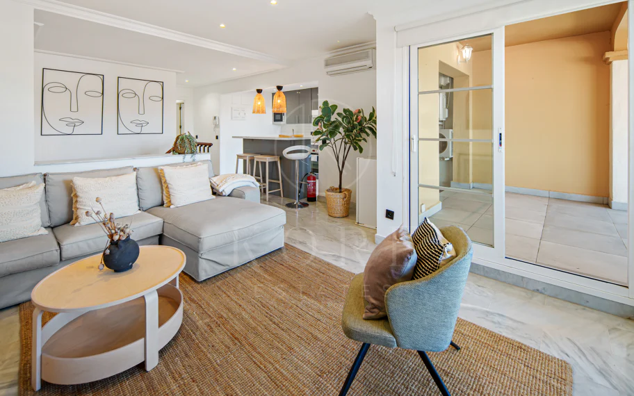 Encantador Dúplex de 2 Dormitorios cerca de Puerto Banús – Terraza, Vistas al Mar y Licencia de Alquiler