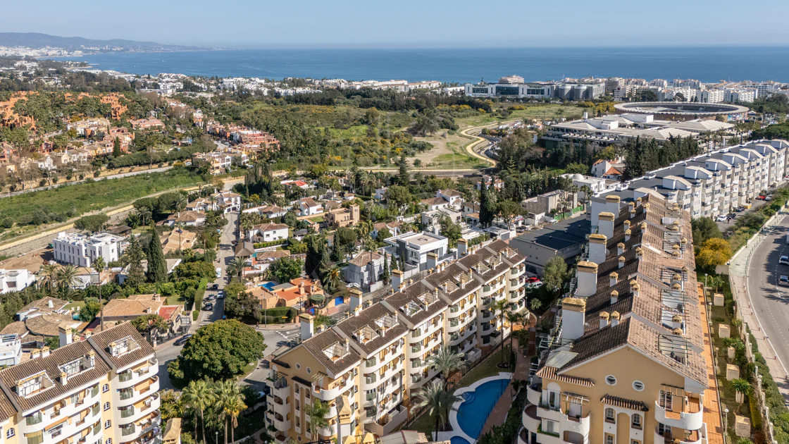 Duplex fermecător cu două dormitoare lângă Puerto Banús – Terasă, vedere la mare și licență de închiriere