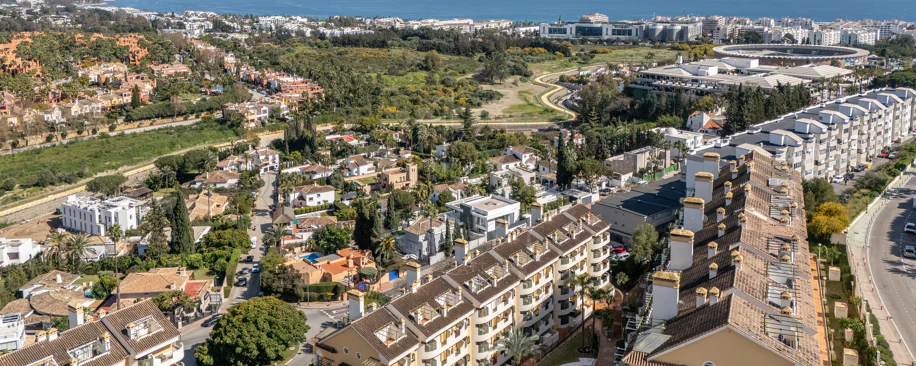 Duplex fermecător cu două dormitoare lângă Puerto Banús – Terasă, vedere la mare și licență de închiriere