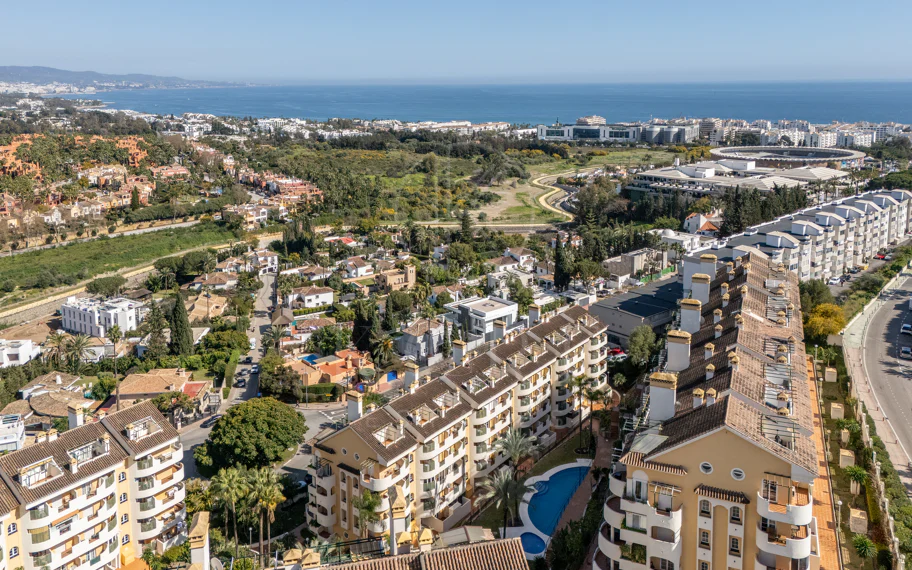Encantador Dúplex de 2 Dormitorios cerca de Puerto Banús – Terraza, Vistas al Mar y Licencia de Alquiler