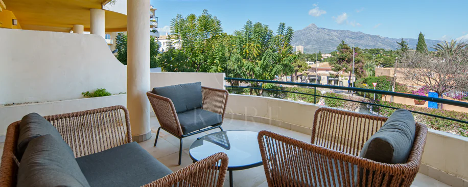 Duplex fermecător cu două dormitoare lângă Puerto Banús – Terasă, vedere la mare și licență de închiriere