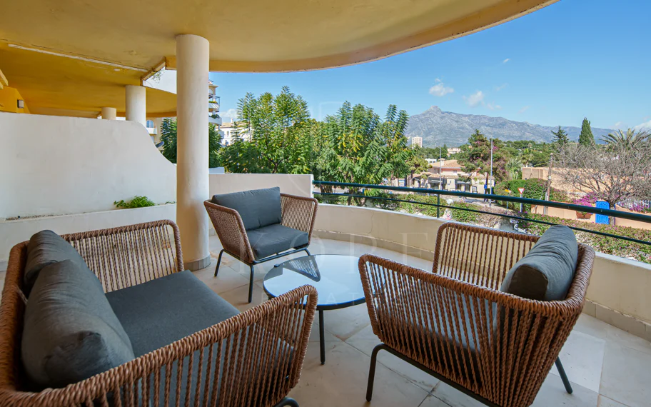 Encantador Dúplex de 2 Dormitorios cerca de Puerto Banús – Terraza, Vistas al Mar y Licencia de Alquiler