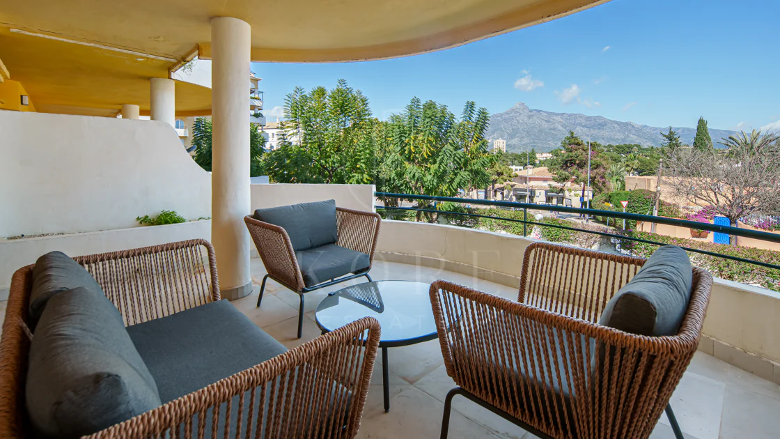 Duplex fermecător cu două dormitoare lângă Puerto Banús – Terasă, vedere la mare și licență de închiriere