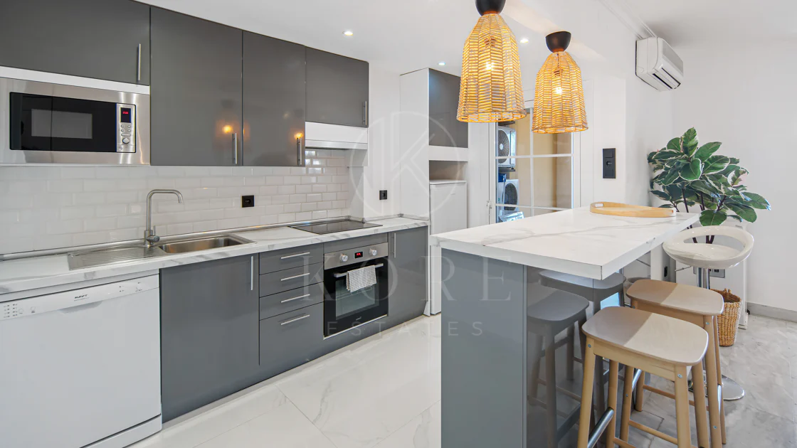 Duplex fermecător cu două dormitoare lângă Puerto Banús – Terasă, vedere la mare și licență de închiriere
