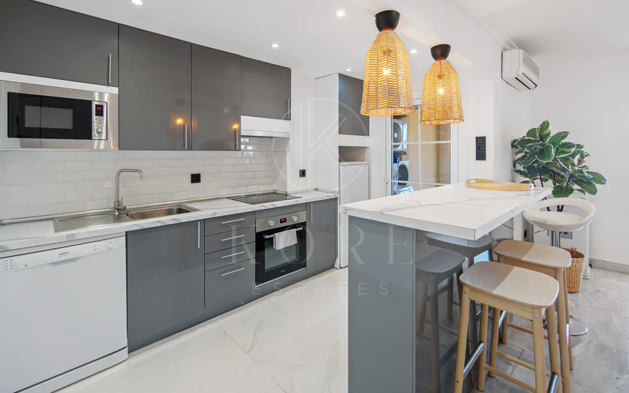 Encantador Dúplex de 2 Dormitorios cerca de Puerto Banús – Terraza, Vistas al Mar y Licencia de Alquiler