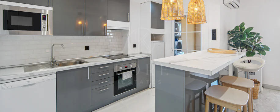 Duplex fermecător cu două dormitoare lângă Puerto Banús – Terasă, vedere la mare și licență de închiriere
