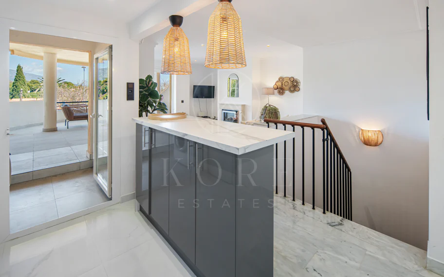 Encantador Dúplex de 2 Dormitorios cerca de Puerto Banús – Terraza, Vistas al Mar y Licencia de Alquiler
