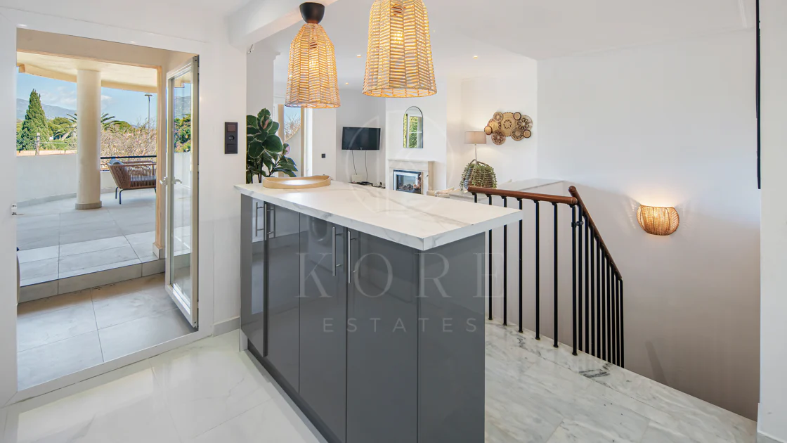 Duplex fermecător cu două dormitoare lângă Puerto Banús – Terasă, vedere la mare și licență de închiriere