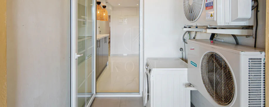 Duplex fermecător cu două dormitoare lângă Puerto Banús – Terasă, vedere la mare și licență de închiriere