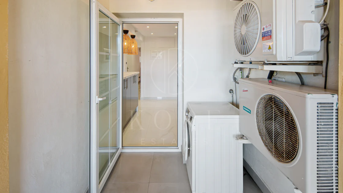 Duplex fermecător cu două dormitoare lângă Puerto Banús – Terasă, vedere la mare și licență de închiriere