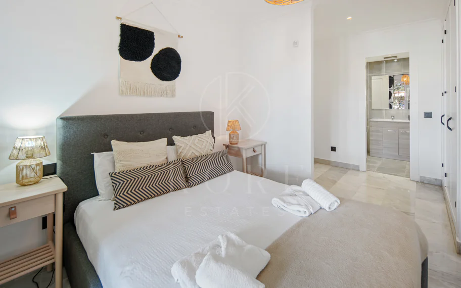 Encantador Dúplex de 2 Dormitorios cerca de Puerto Banús – Terraza, Vistas al Mar y Licencia de Alquiler