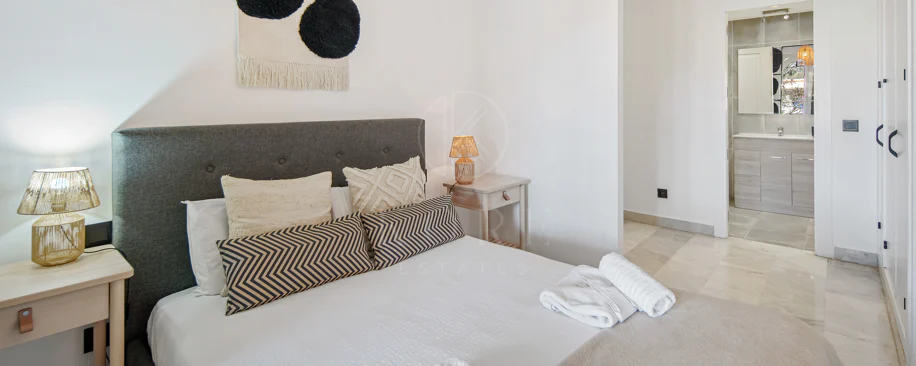 Duplex fermecător cu două dormitoare lângă Puerto Banús – Terasă, vedere la mare și licență de închiriere