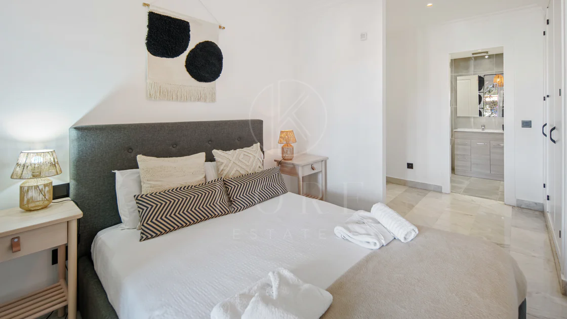 Duplex fermecător cu două dormitoare lângă Puerto Banús – Terasă, vedere la mare și licență de închiriere