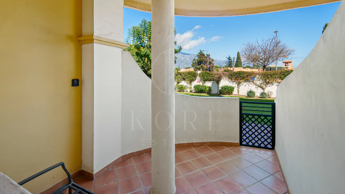 Duplex fermecător cu două dormitoare lângă Puerto Banús – Terasă, vedere la mare și licență de închiriere