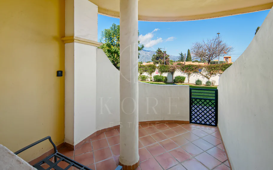 Encantador Dúplex de 2 Dormitorios cerca de Puerto Banús – Terraza, Vistas al Mar y Licencia de Alquiler